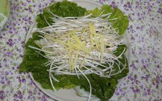 蜜汁新吃法——蜜汁蒸鸡翅,用豆芽铺底蒸鸡翅,放几片姜,再去去腥味。
不要问我的豆芽为什么这么白净,
因为寂寞地去了头尾。口感虽好,人工好贵。