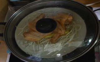 蜜汁新吃法——蜜汁蒸鸡翅,上锅蒸制,蒸到用筷子能轻易戳穿鸡翅即可,
那时候翅膀皮子会有点Q,有点粘附力。
这时的鸡翅,最好吃,糯糯的。