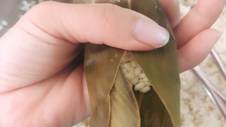 枧水粽,里面放米,两边向里叠