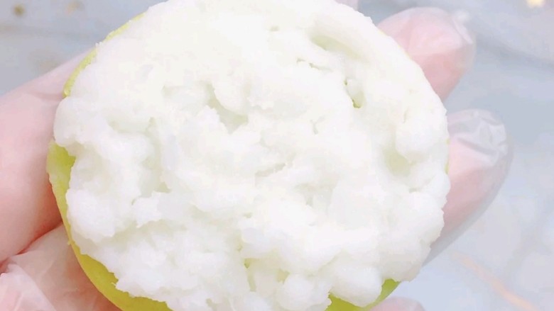 宝宝版马卡龙,10.取出饼,涂上山药泥。