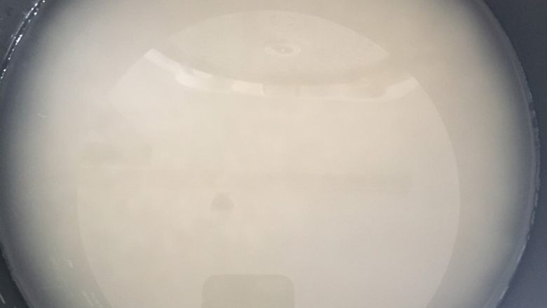 手作鳗鱼寿司,寿司米清洗干净，下锅按煮饭键煮熟