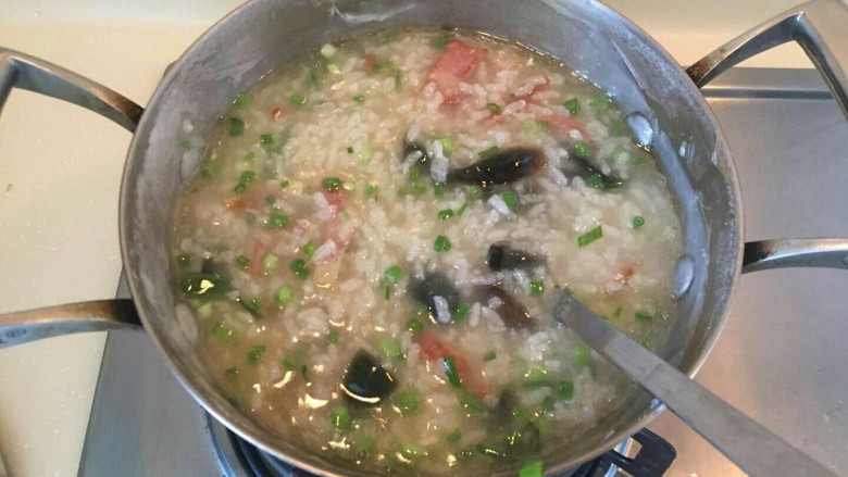 香滑皮蛋培根粥,色彩饱满,营养又好吃的皮蛋培根粥就完成了。