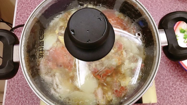 年糕蟹煲,盖上锅盖,中大火煲。