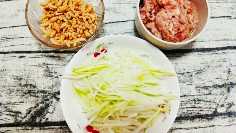 萝卜虾仁肉丸,准备好食材