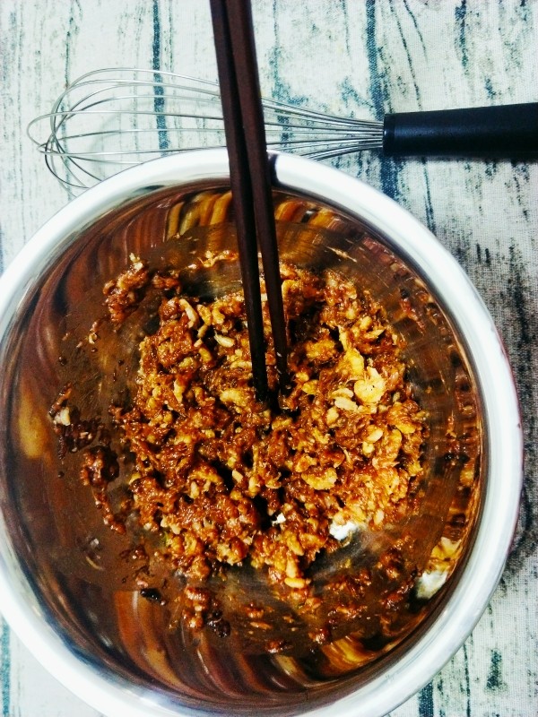 萝卜虾仁肉丸,肉沫，<a style='color:red;display:inline-block;' href='/shicai/ 287'>虾仁</a>中加入<a style='color:red;display:inline-block;' href='/shicai/ 788'>生抽</a>，<a style='color:red;display:inline-block;' href='/shicai/ 762'>老抽</a>，<a style='color:red;display:inline-block;' href='/shicai/ 721'>蚝油</a>，<a style='color:red;display:inline-block;' href='/shicai/ 756'>鸡精</a>，盐，<a style='color:red;display:inline-block;' href='/shicai/ 9'>鸡蛋</a>搅拌均匀