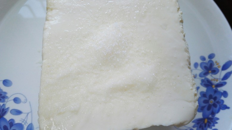皮蛋拌豆腐,豆腐用冷开水加盐浸泡一下,可以去豆腥