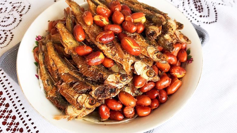 花生米炒小鱼干,花生米炒小白鱼干又香又脆,是一道可以当零食吃的下酒菜~