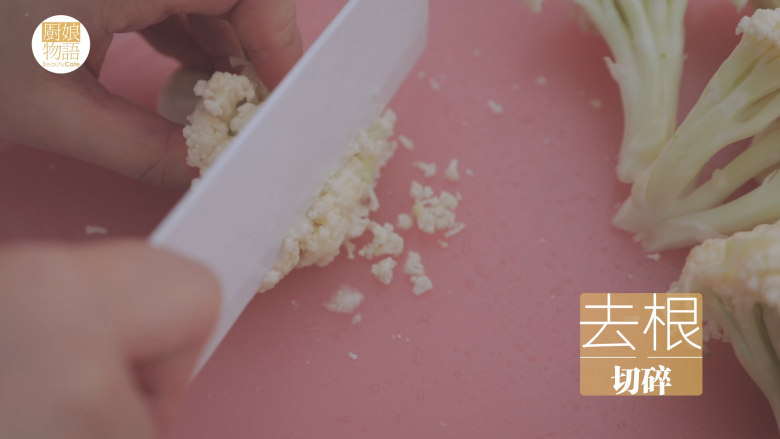 一周7天不重样的藜麦吃法「厨娘物语」,将2条鸡小胸切成小丁,加入10ml料酒、5ml生抽,腌制10分钟。将花菜去根切碎、鸡蛋炒熟备用。