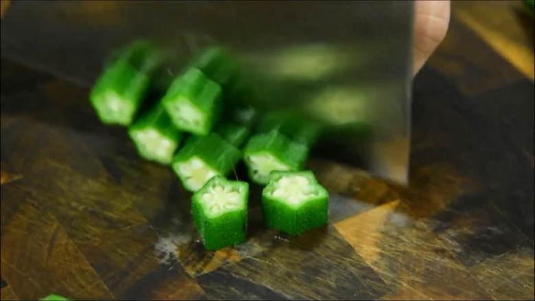 给鸡蛋加点料,营养又美味,秋葵去蒂切粒备用。