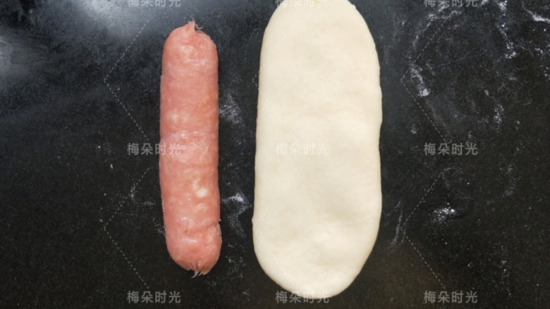 葱香肠仔包,再翻过来。擀开,擀的比香肠长一点就行。