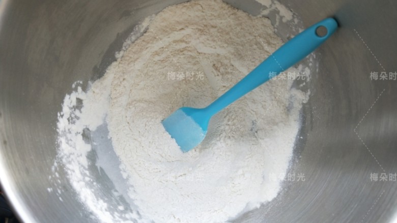 葱香肠仔包,先把面粉,奶粉,糖,盐混合均匀,然后加入鸡蛋液,牛奶。(现在天气热,牛奶最好是提前冰过的)