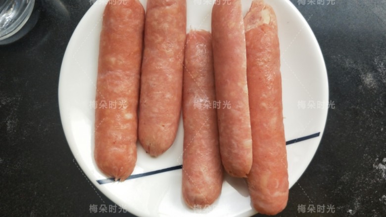 葱香肠仔包,这时候准备烤肠。去掉肠衣,对半切开。也可以用整根。