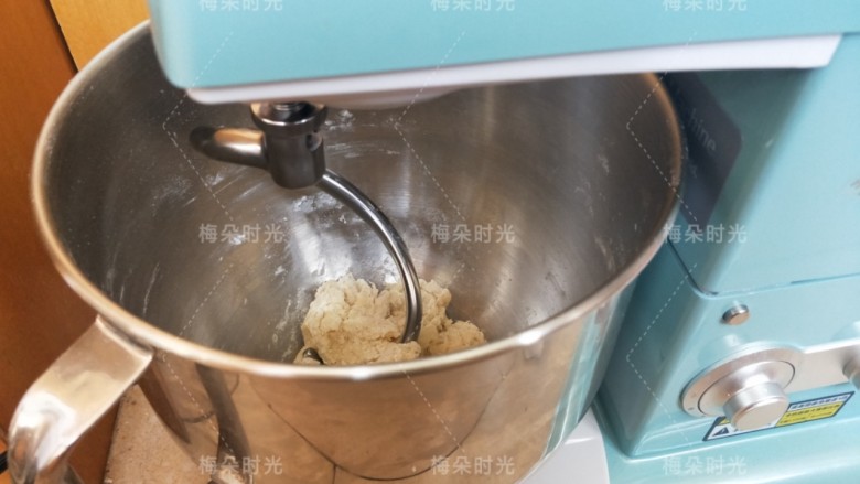 葱香肠仔包,再放进厨师机揉面。先揉六分钟左右,揉出粗糙的膜,然后加入黄油。再揉六七分钟。这是我的厨师机,时间要根据自己的厨师机调整。没有厨师机用面包机也可以。或者手揉也可以。就是时间久点。