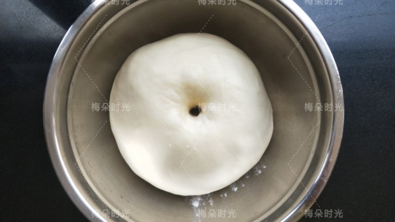 葱香肠仔包,发酵好的面团。中间戳一个洞,不回缩或者轻微回缩就是发酵好了。