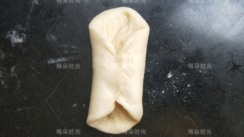 葱香肠仔包,翻过来,两侧捏在一起。