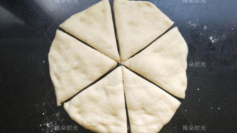 葱香肠仔包,面团取出拍打按压排气,分成六份。