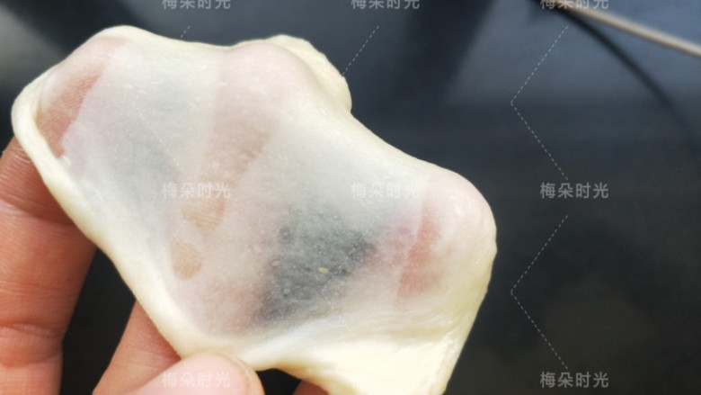 葱香肠仔包,面团揉到完全扩展阶段,取一点面团撑开。出现薄膜而不断。