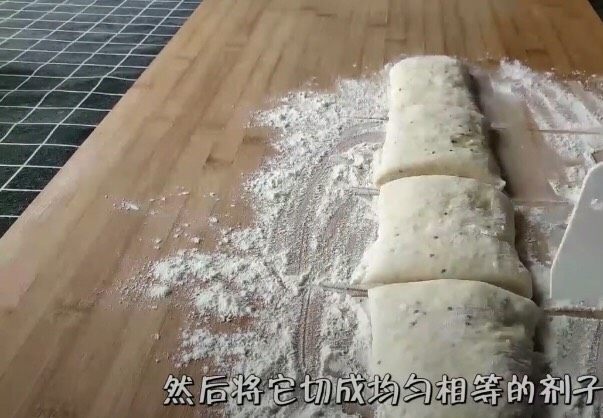 懒人版家常发面饼,然后将它切成均匀相等的剂子,大小你决定