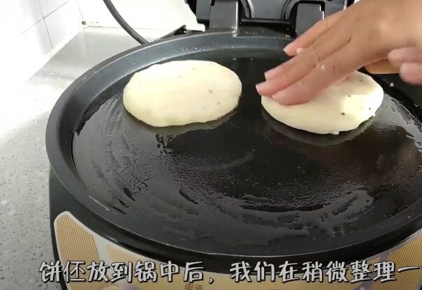 懒人版家常发面饼,饼丕放到锅中后,我们再稍微整理一下饼丕