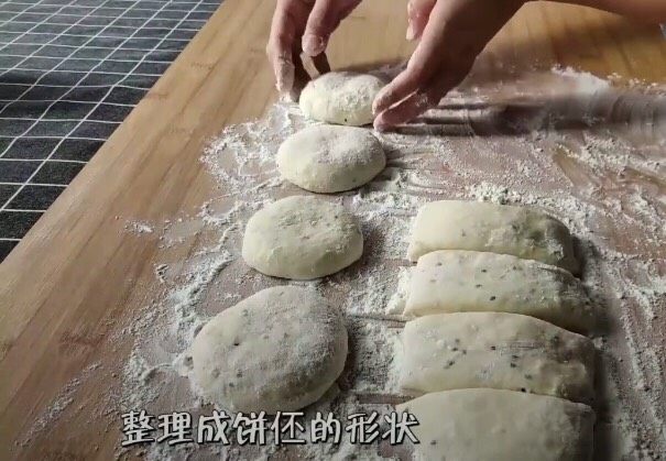 懒人版家常发面饼,整理成饼丕,这样的目的是饼吃起来更加劲道,而且饼丕不容易变形