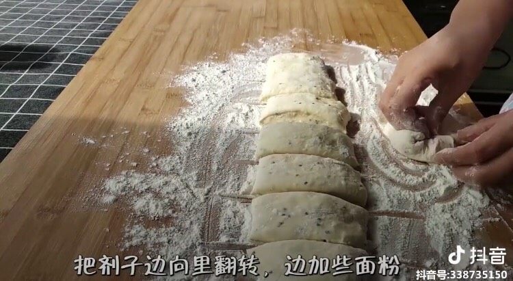 懒人版家常发面饼,再次借助面粉的力量把剂子边向里翻转,边加些面粉