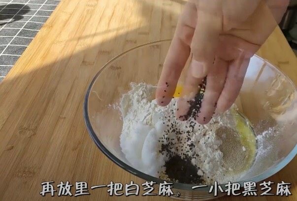 懒人版家常发面饼,来一小把白芝麻,再来一小把黑芝麻