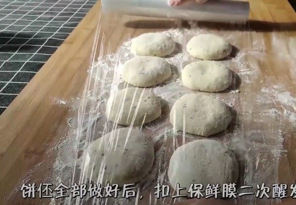 懒人版家常发面饼,饼丕做好后,盖上保鲜膜二次醒发10分钟