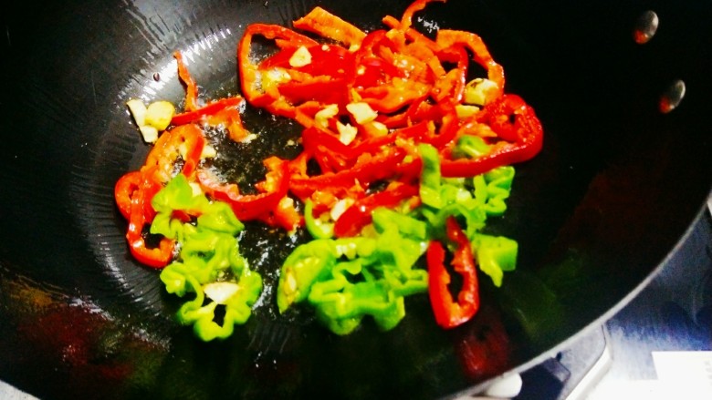 豆干辣椒,加入辣椒翻炒2分钟