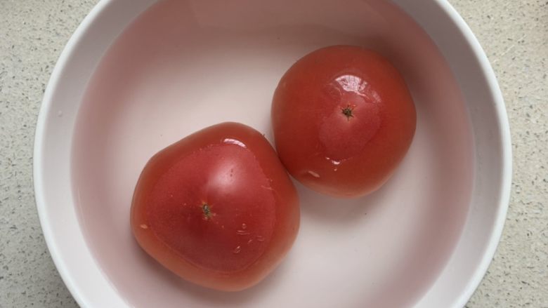 番茄浓汤烩饭,<a style='color:red;display:inline-block;' href='/shicai/ 59'>番茄</a>拿开水烫一下