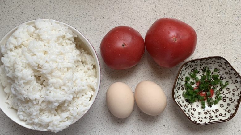 番茄浓汤烩饭,把食材备好