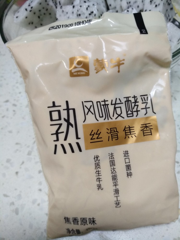 碳烧水果捞,碳烧风味发酵乳一袋。