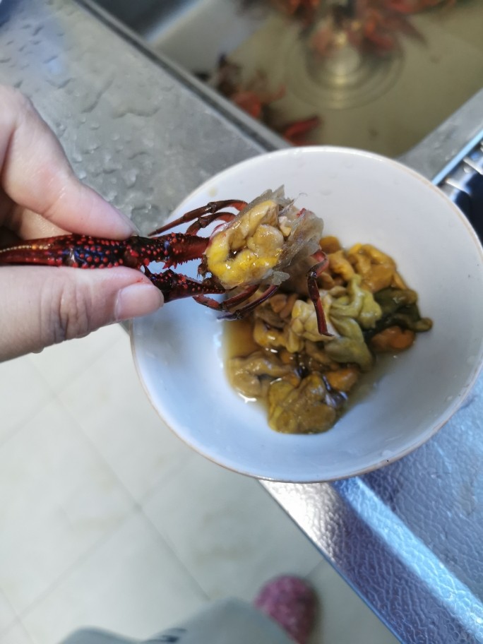 至尊豪华龙虾虾皇面,留虾腮部位,虾皇轻轻一扣就验证脱落出来了