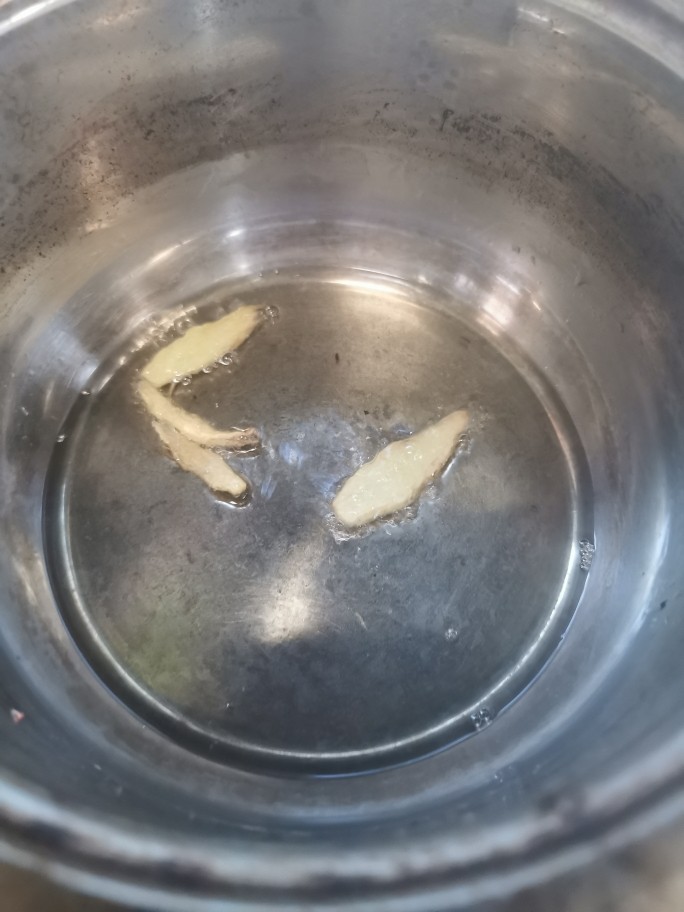 至尊豪华龙虾虾皇面,锅里放油,煸干姜片,捞出