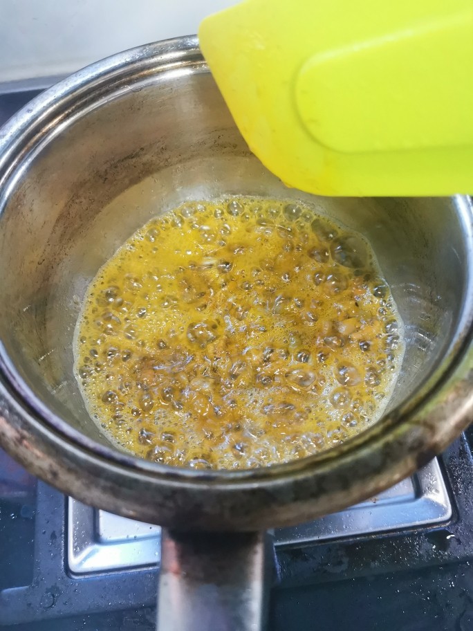 至尊豪华龙虾虾皇面,入虾黄炒出虾油,加一点盐
