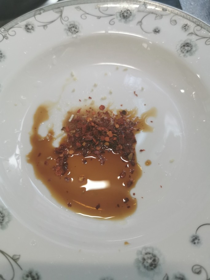 至尊豪华龙虾虾皇面,调味<a style='color:red;display:inline-block;' href='/shicai/ 526'>面条</a>,放生 抽盐 鸡精。有条件的可以放猪油,会更香。