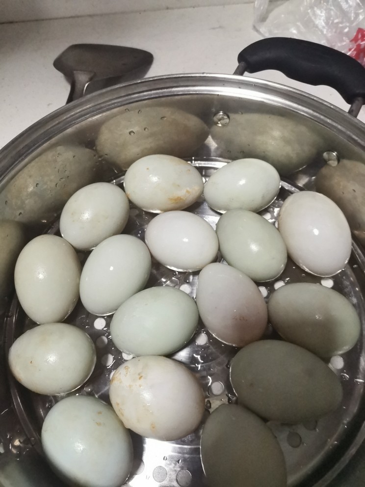 蒸咸鸭蛋,清洗干净,蒸笼上摆开