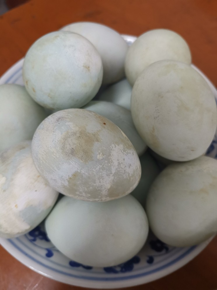 蒸咸鸭蛋,十五分钟左右,大功告成!
味道不错!