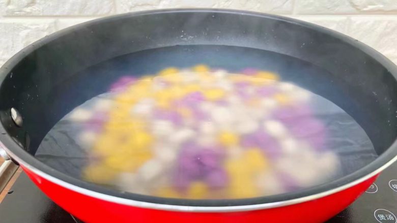 手工芋圆,锅里放入适量水烧开,把芋圆放入煮至浮起来,捞到凉水里过凉。