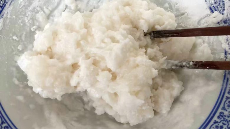 手工芋圆,把木薯粉取出90克,加入适量开水,搅成泥状,用手揉均匀,分成三等份待用。