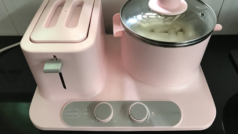 山药苹果小饼,把切成小段的山药放入蒸锅中蒸熟。