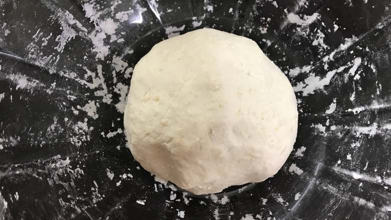 山药苹果小饼,把糯米粉揉成光滑的粉团后盖上保鲜膜静置一会儿。