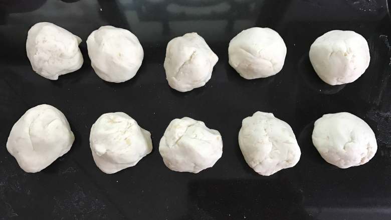 山药苹果小饼,静置好后把糯米粉团平均分成10分,然后滚圆。