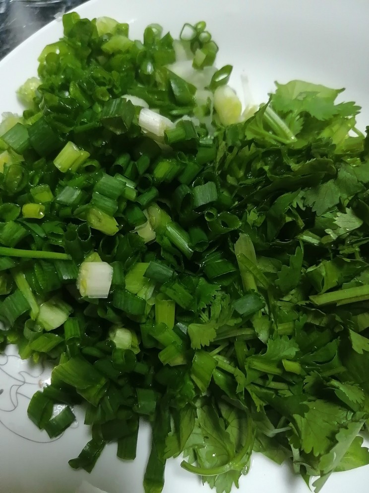 拌松花皮蛋,香菜和葱洗干净,切好