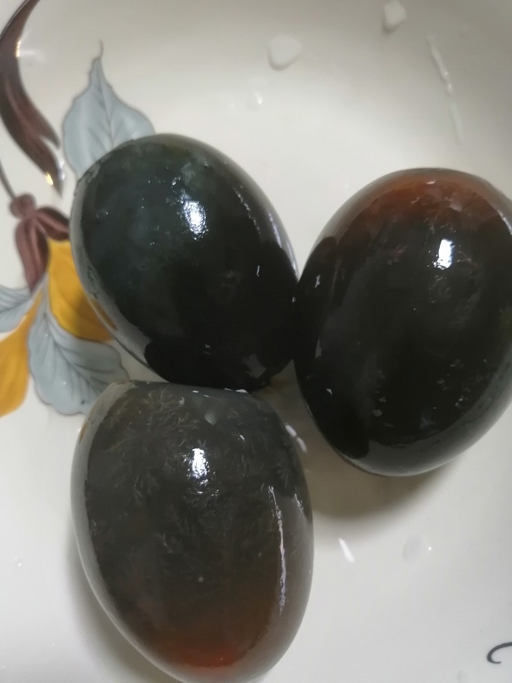 拌松花皮蛋,松花皮蛋洗干净,剥壳
