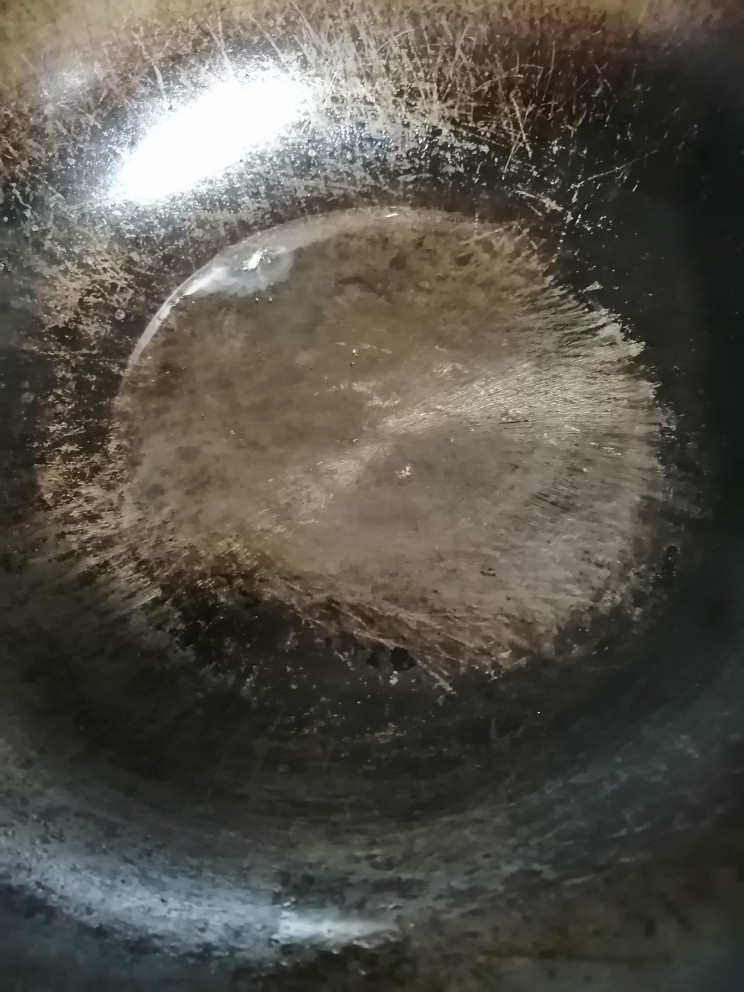 拌松花皮蛋,开火加热锅,倒入油