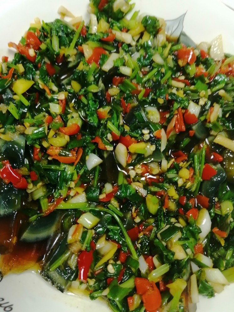 拌松花皮蛋,这样拌料渗入松花皮蛋块,才能入味,口感好