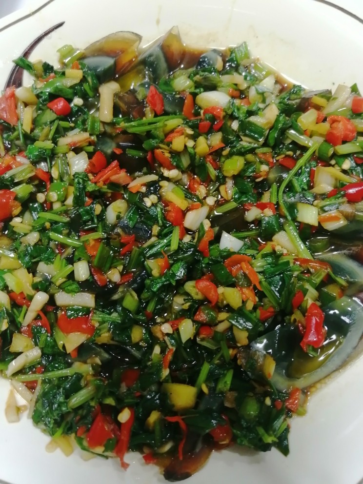 拌松花皮蛋,拌好,放十分钟后吃,更加味道鲜美