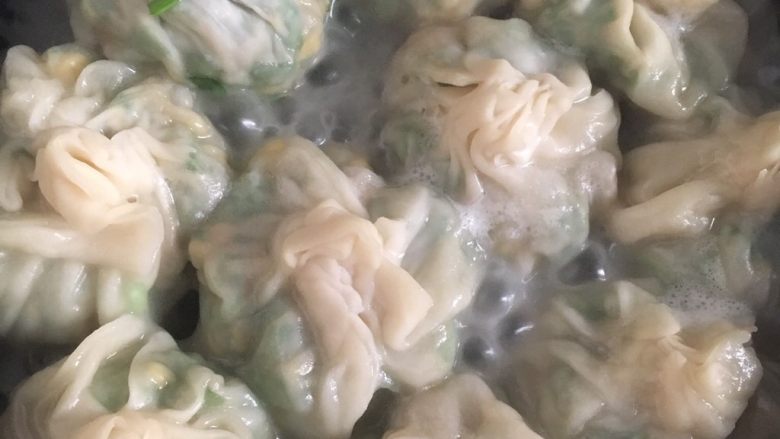 生煎小包子,准备一碗水,放入一勺面粉搅拌均匀,倒入不粘锅内,大火烧开转中煮干