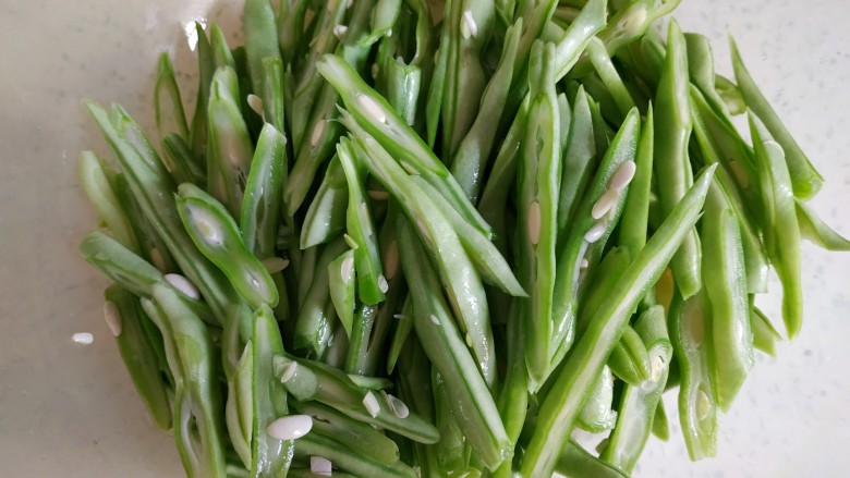 四季豆炒肉丝,<a style='color:red;display:inline-block;' href='/shicai/ 69'>四季豆</a>去筋洗净,切成丝