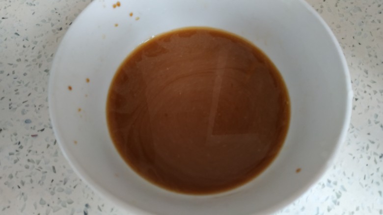 四季豆炒肉丝,小碗中放入两勺生抽一勺醋,适量淀粉,适量清水,调匀